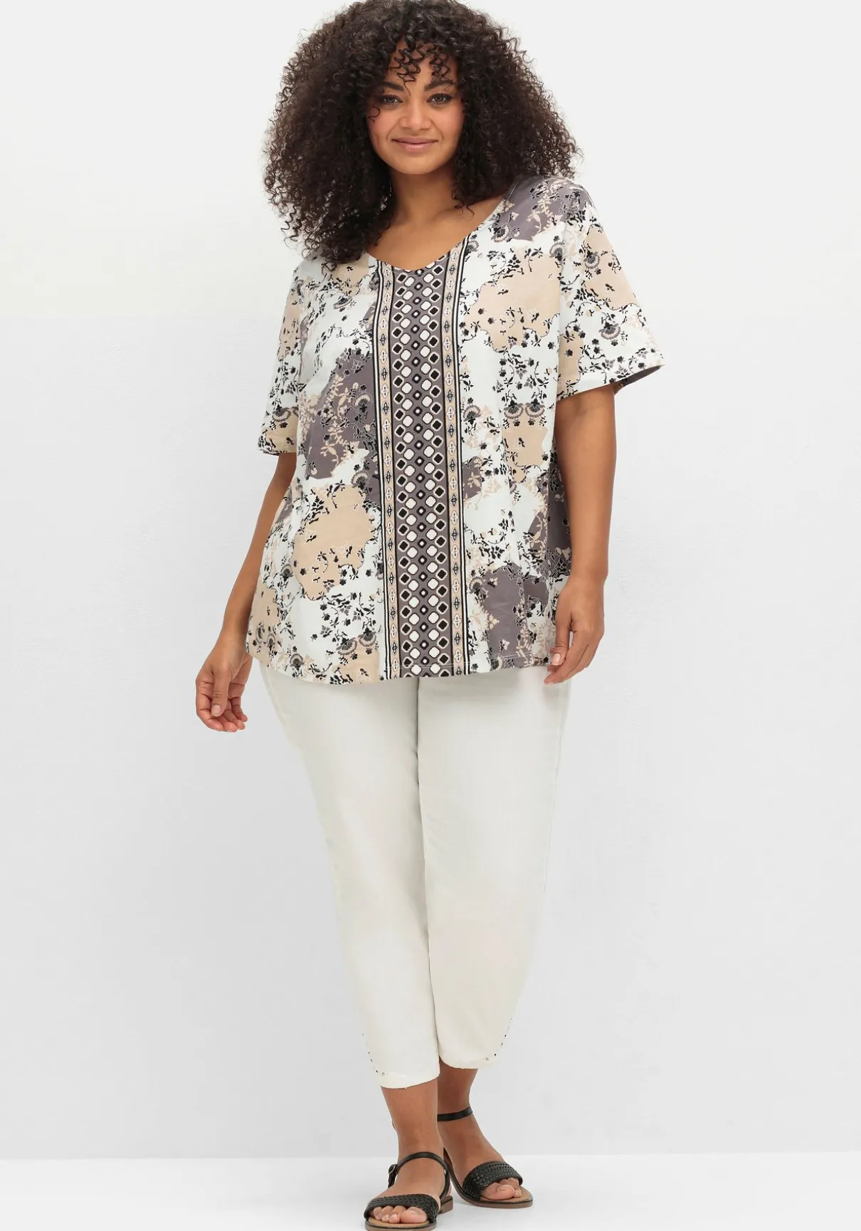 Kurzarmshirt mit Allover- und Bordürenprint