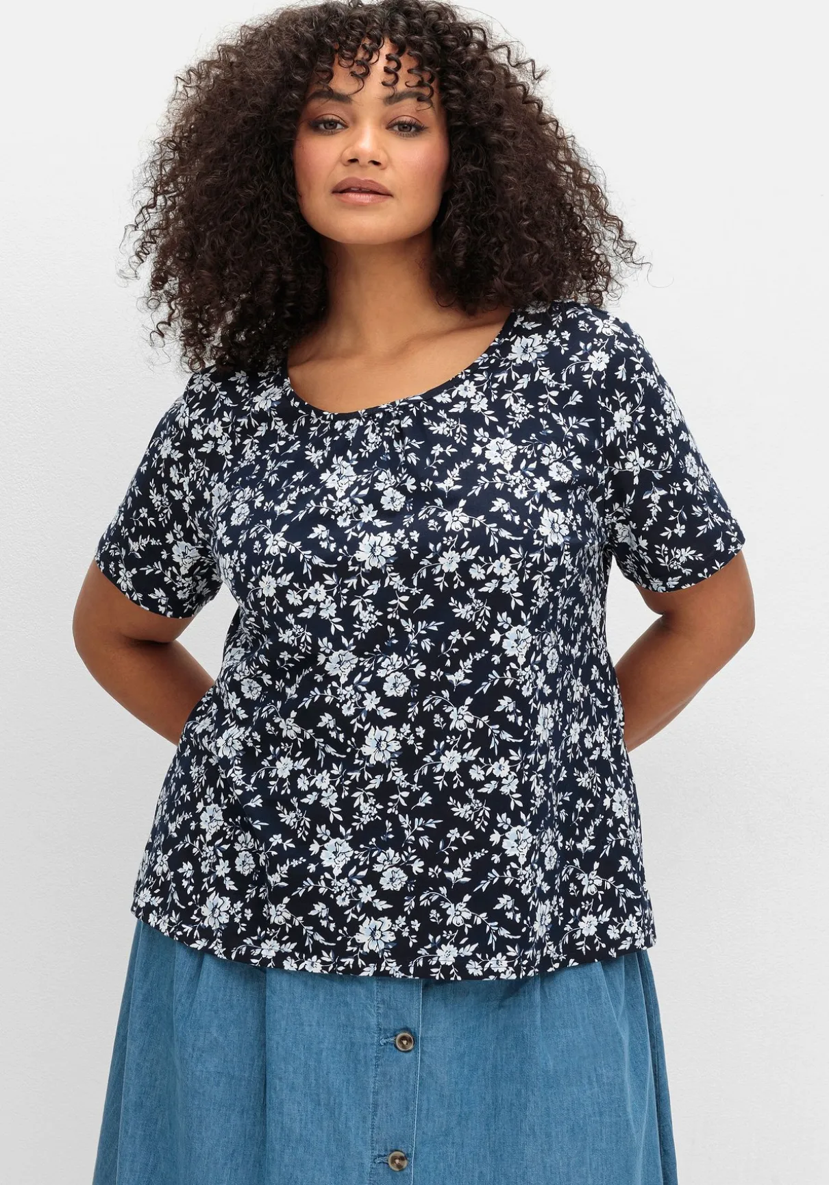 Kurzarmshirt mit Faltendetails am Rundhalsausschnitt