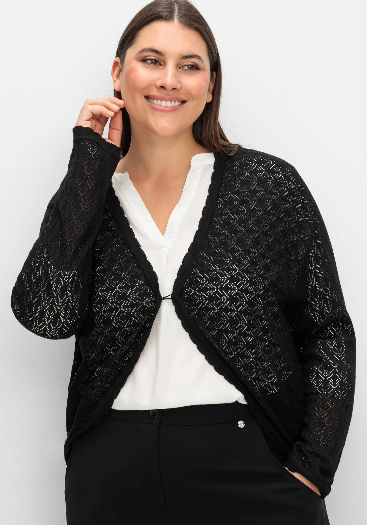 Kurze Ajour-Strickjacke mit Knopfverschluss