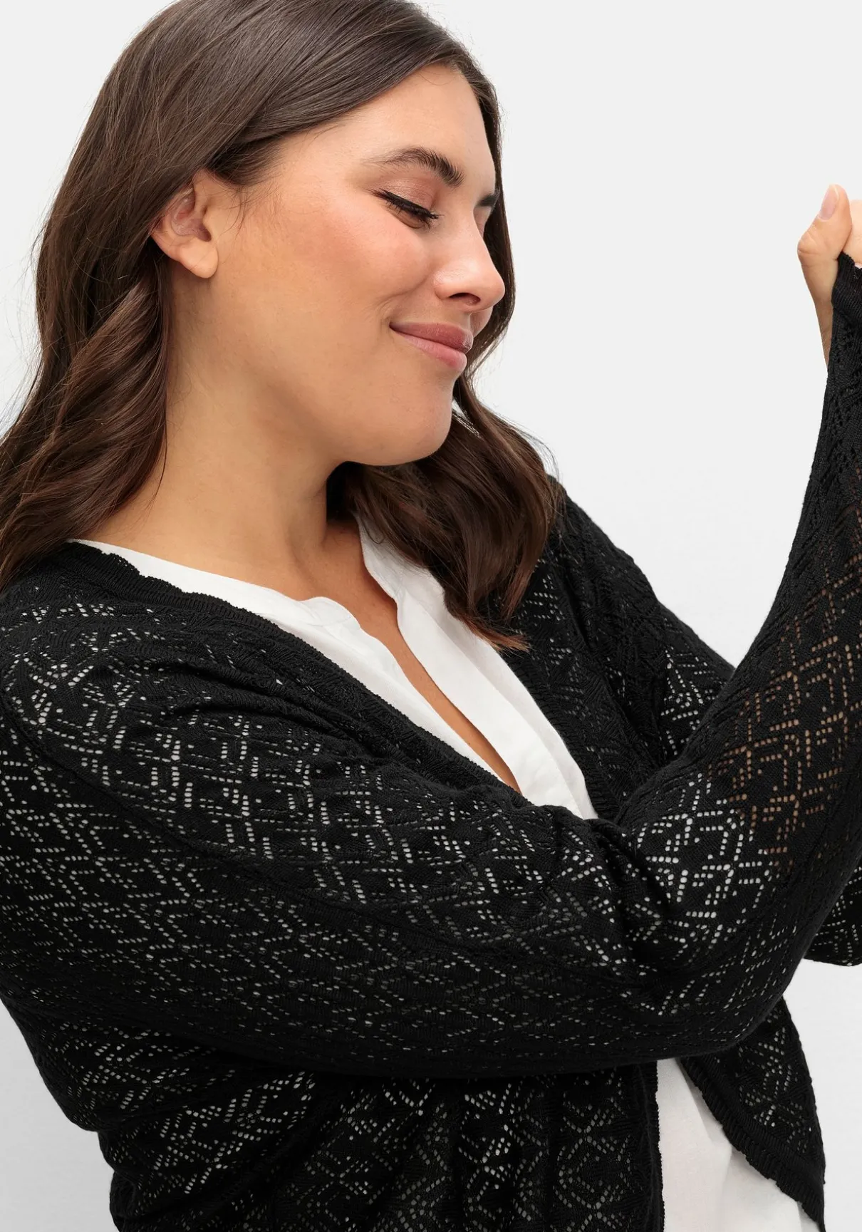 Kurze Ajour-Strickjacke mit Knopfverschluss