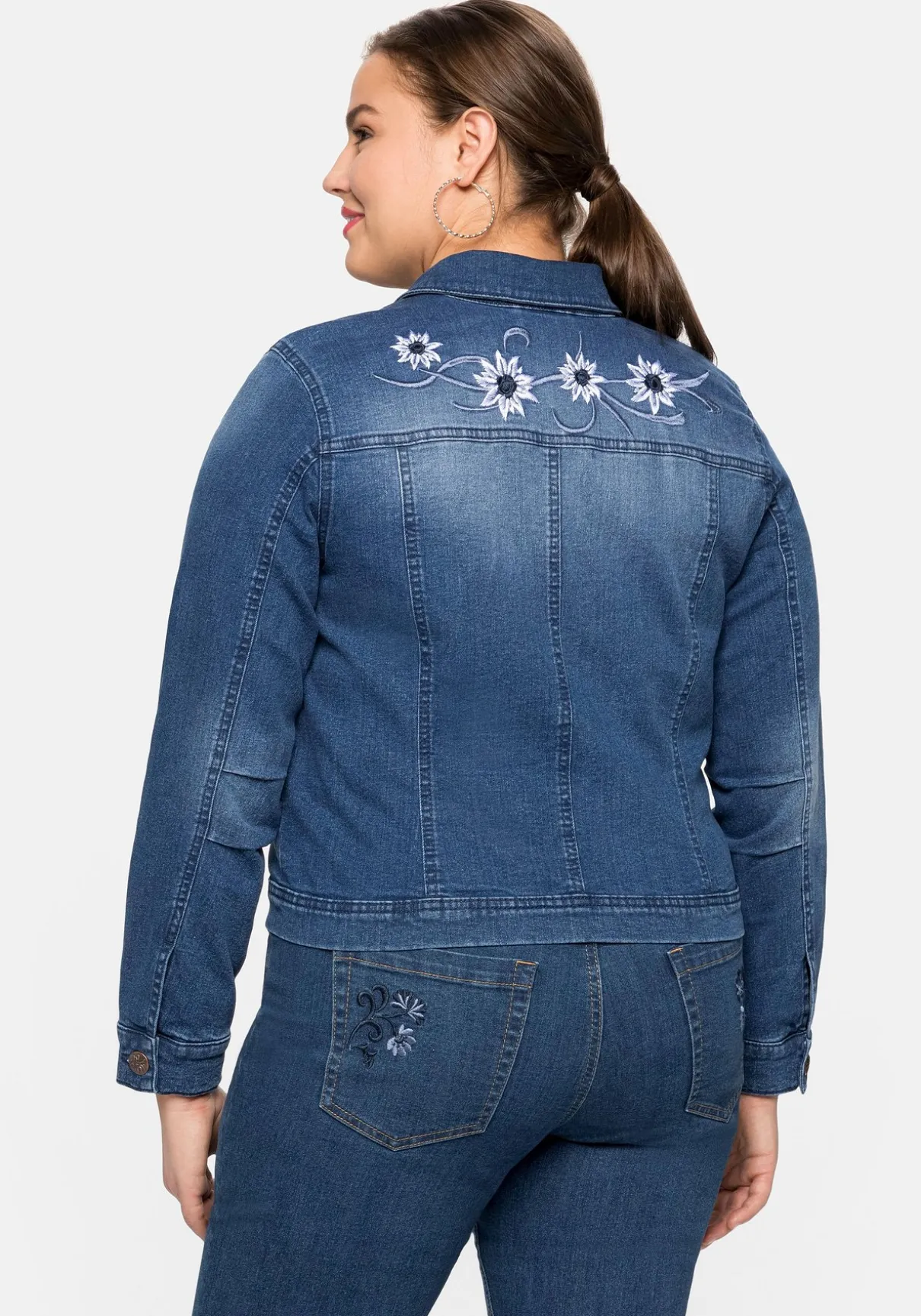 Kurze Jeansjacke mit Trachten-Stickereien