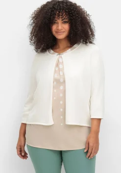 Kurze Strickjacke mit Zierspange am Ausschnitt