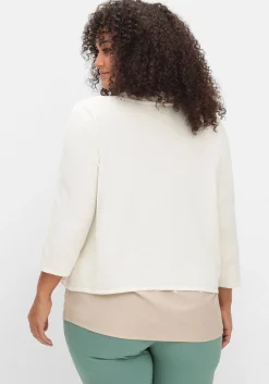 Kurze Strickjacke mit Zierspange am Ausschnitt