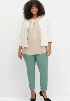 Kurze Strickjacke mit Zierspange am Ausschnitt