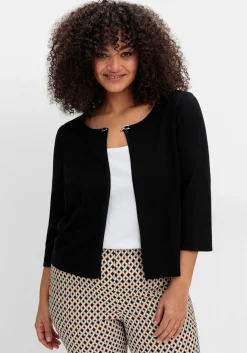 Kurze Strickjacke mit Zierspange am Ausschnitt