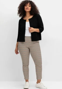 Kurze Strickjacke mit Zierspange am Ausschnitt