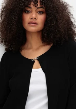 Kurze Strickjacke mit Zierspange am Ausschnitt