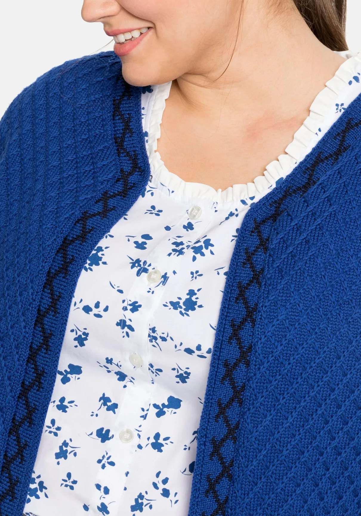 Kurze Trachten-Strickjacke mit Zierborte