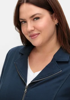 Kurzer Sweatblazer mit Reverskragen und Zierknöpfen