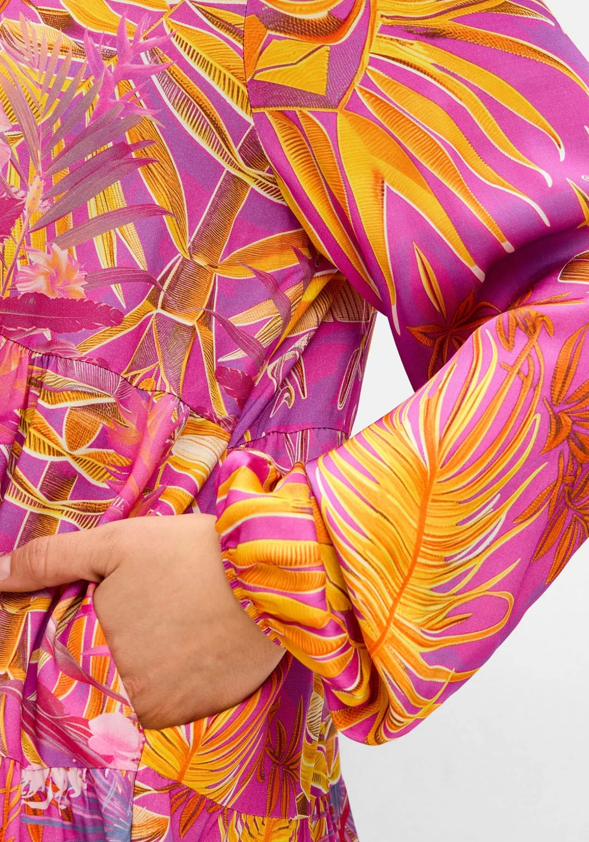 Kurzes Kaskadenkleid mit Alloverdruck