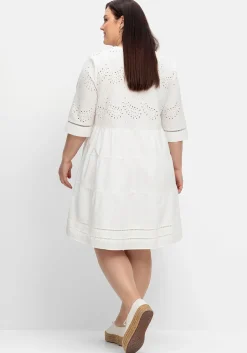 Kurzes Kleid mit Lochstickerei und Ajourmuster