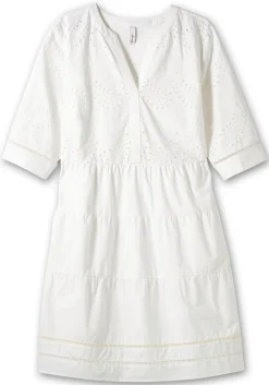 Kurzes Kleid mit Lochstickerei und Ajourmuster