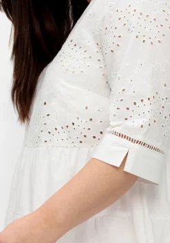 Kurzes Kleid mit Lochstickerei und Ajourmuster