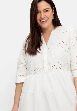 Kurzes Kleid mit Lochstickerei und Ajourmuster