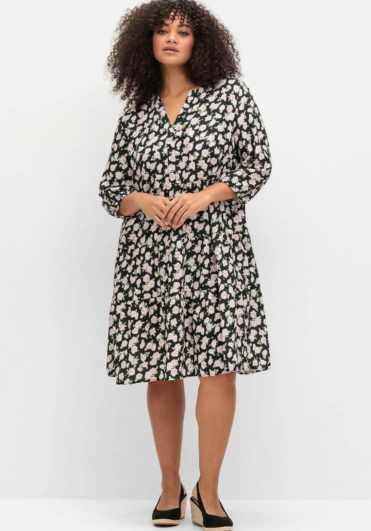 Kurzes Stufenkleid mit Blüten-Alloverdruck