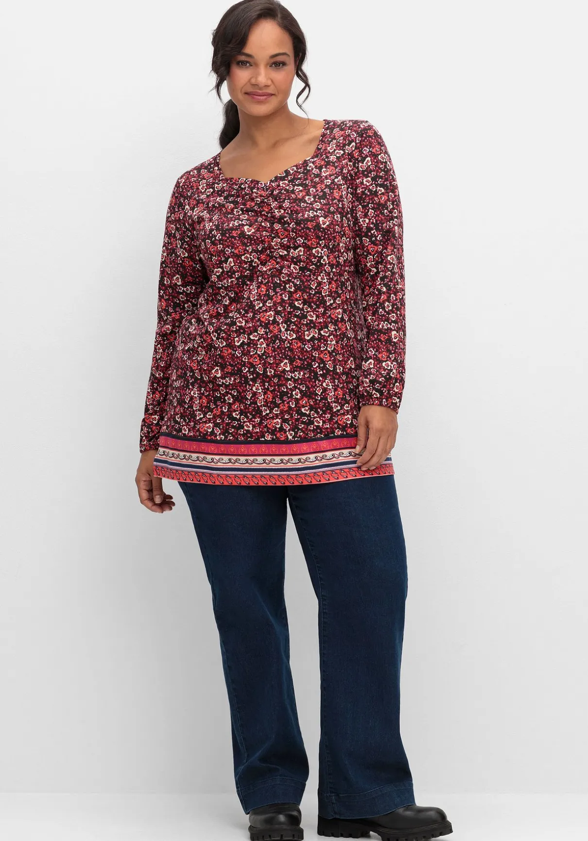 Langarmshirt mit Alloverprint und Herz-Ausschnitt