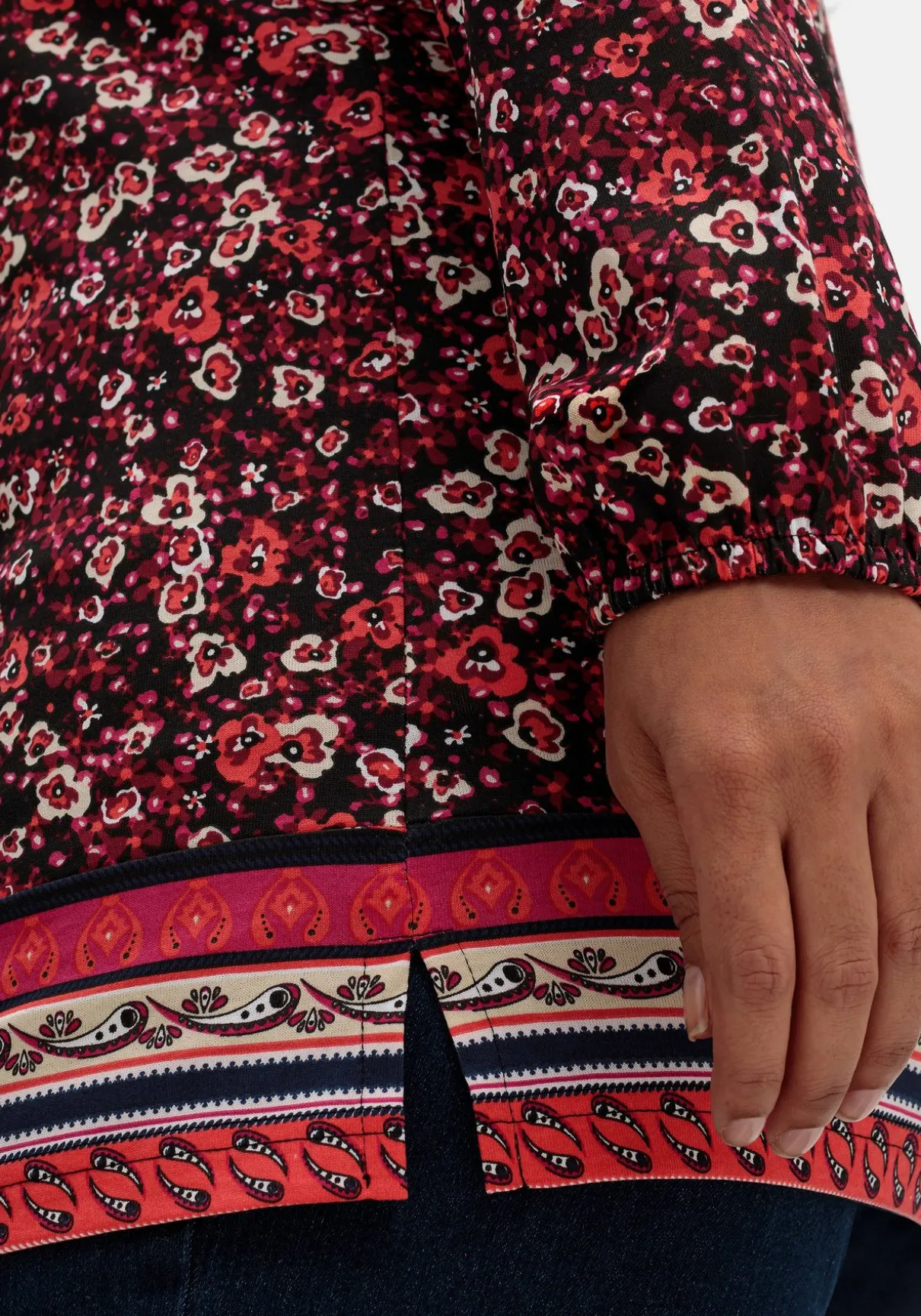 Langarmshirt mit Alloverprint und Herz-Ausschnitt