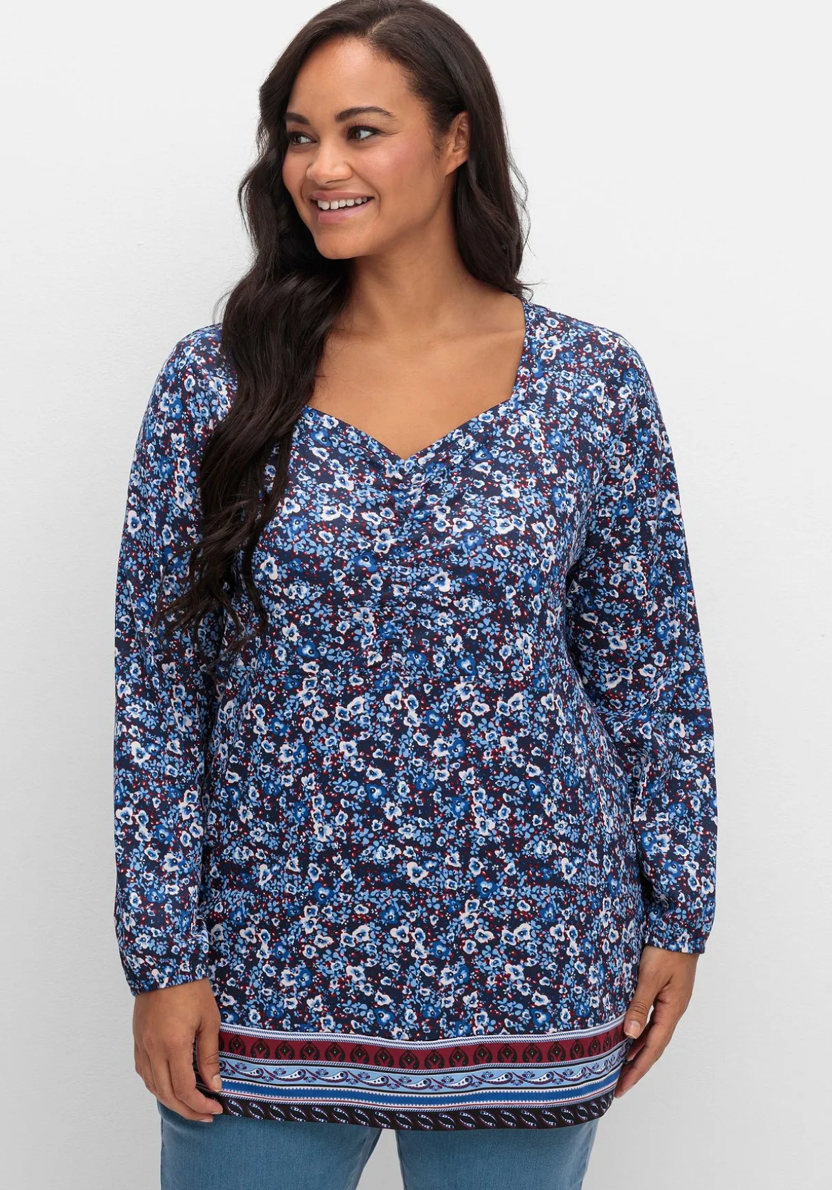 Langarmshirt mit Alloverprint und Herz-Ausschnitt