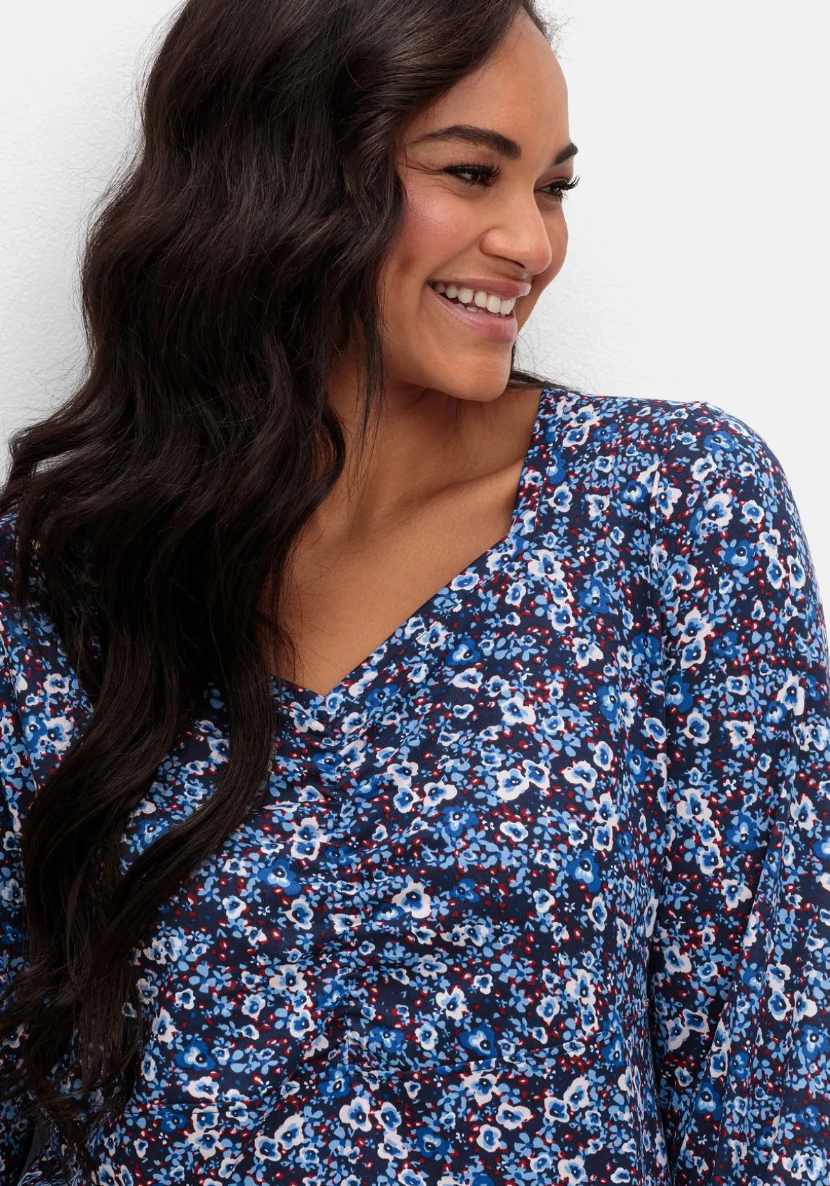 Langarmshirt mit Alloverprint und Herz-Ausschnitt