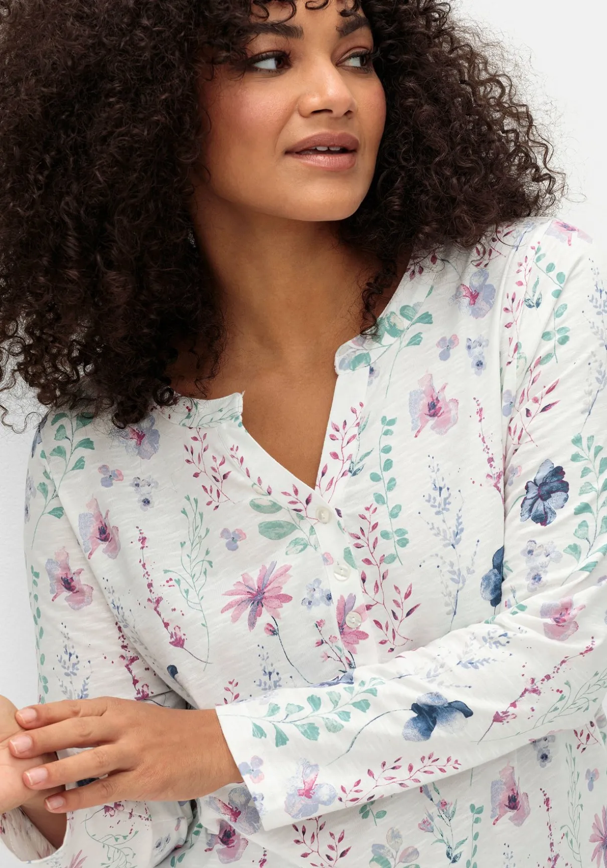 Langarmshirt mit Blumenmuster und Knopfleiste