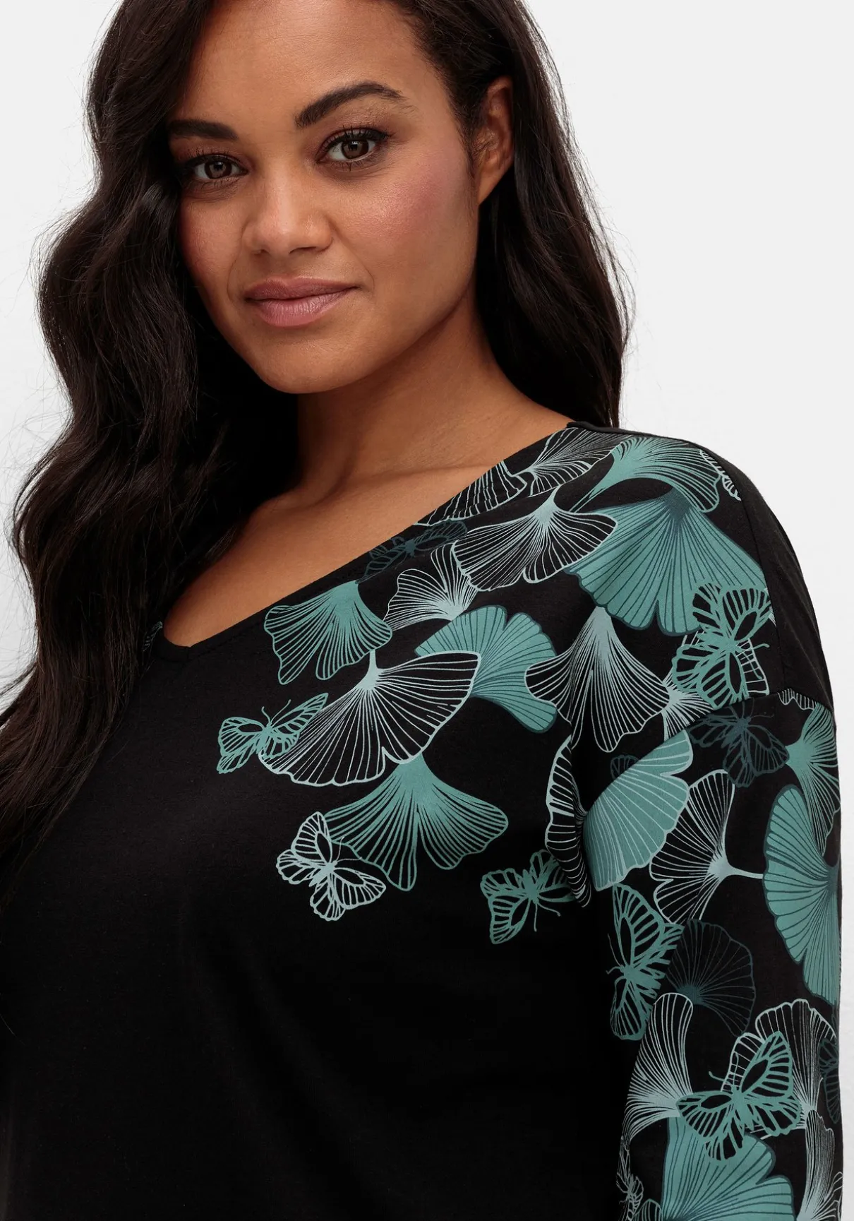 Langarmshirt mit V-Ausschnitt und Blätterdruck