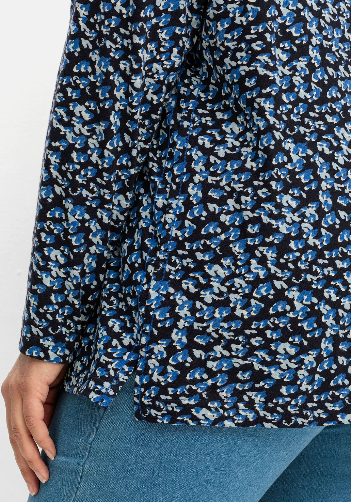 Langarmshirt mit V-Schlitz und floralem Minimalprint