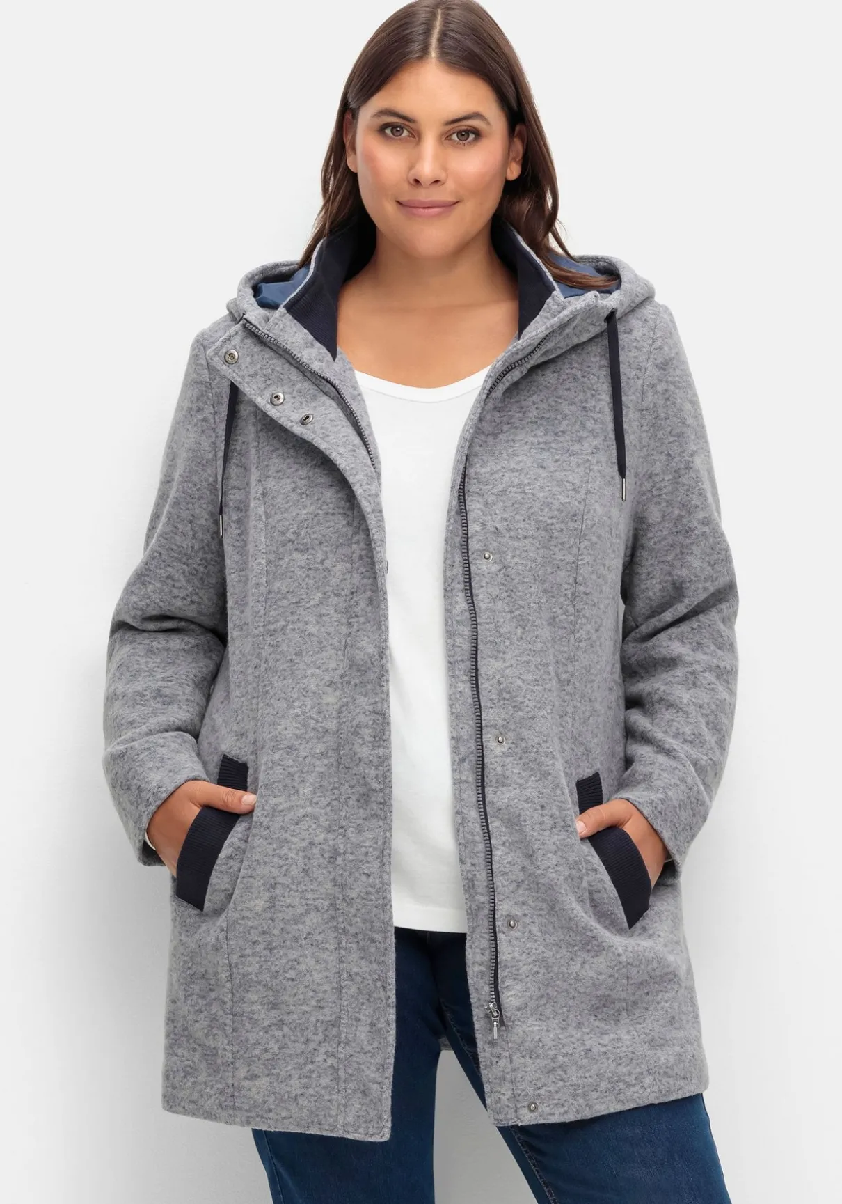 Lange Kapuzenjacke mit Kontrastdetails