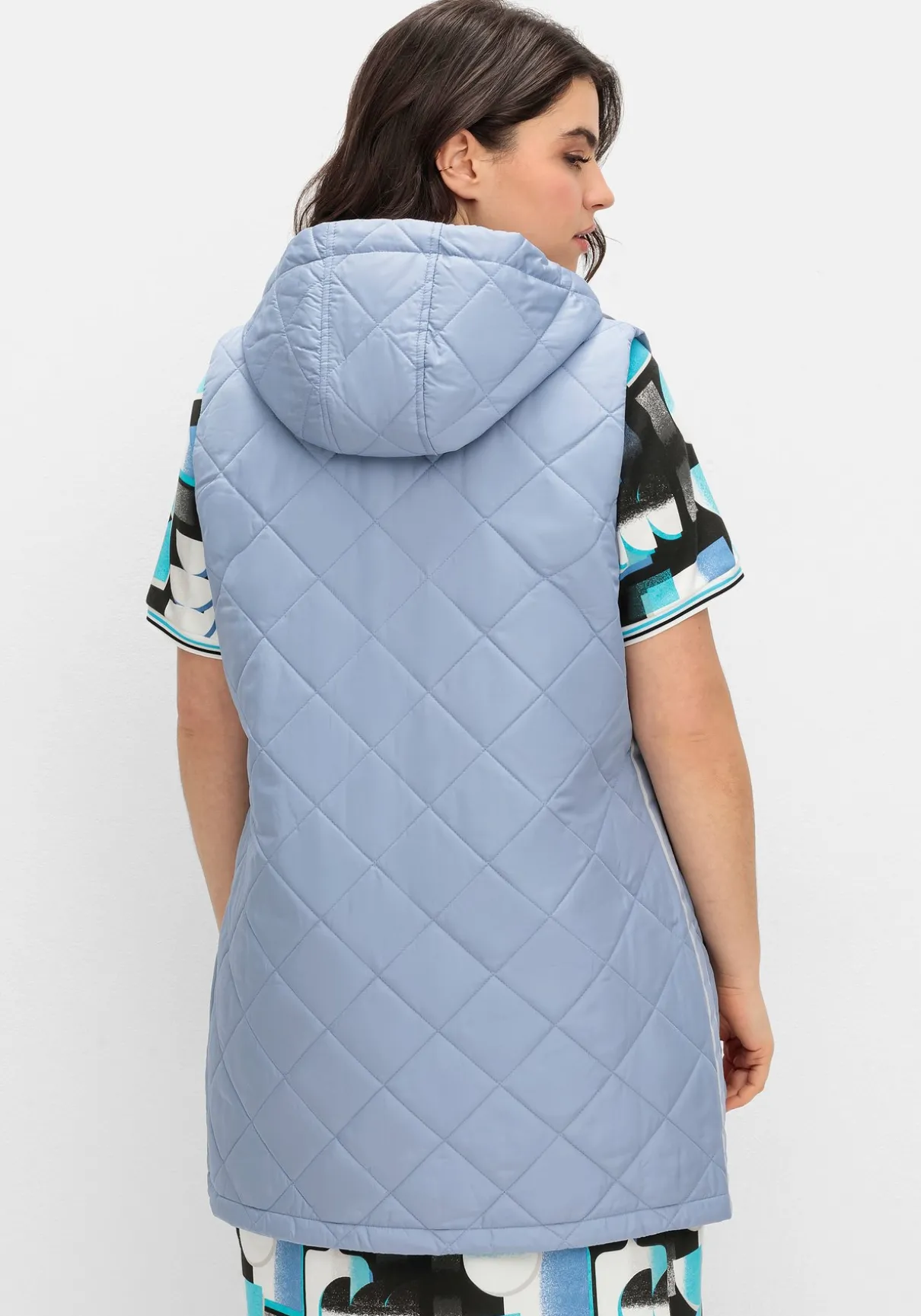 Lange Steppweste mit Kapuze und Kontrastdetails