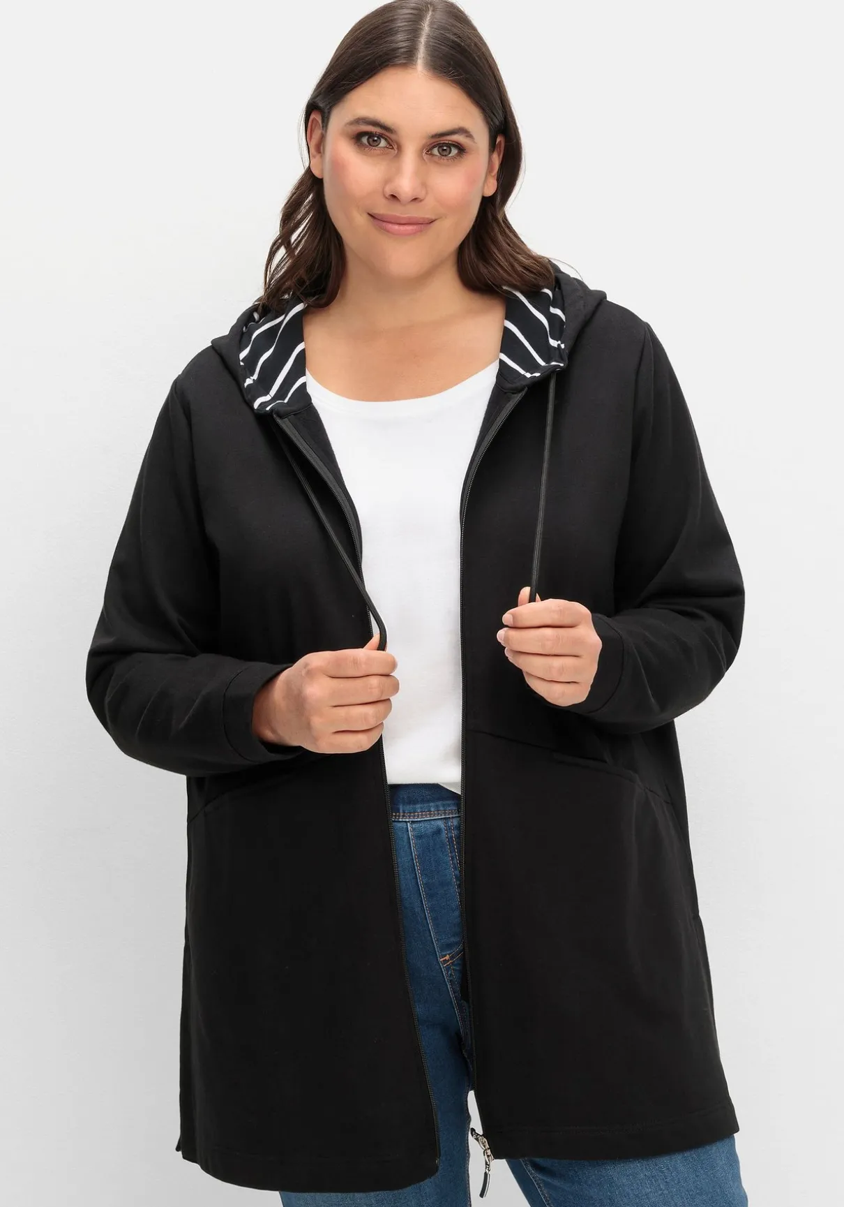 Lange Sweatjacke mit gestreiftem Kapuzenfutter