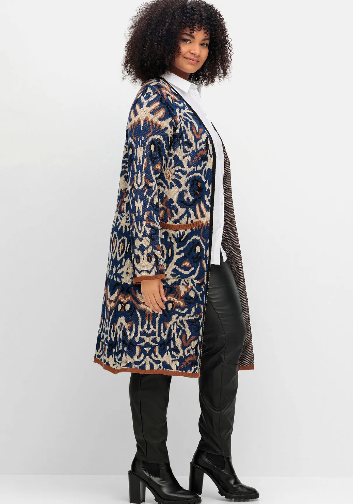 Langer, offener Strickmantel mit Jacquardmuster