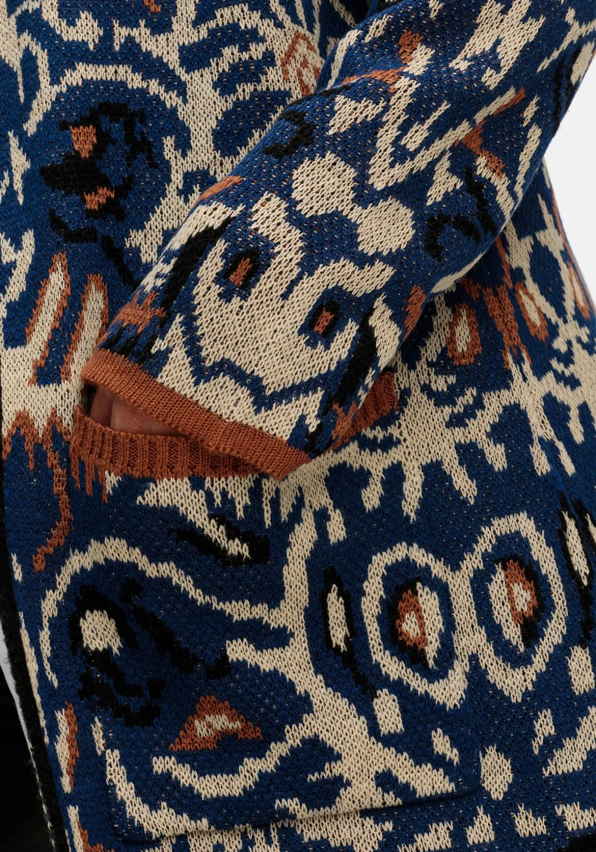 Langer, offener Strickmantel mit Jacquardmuster