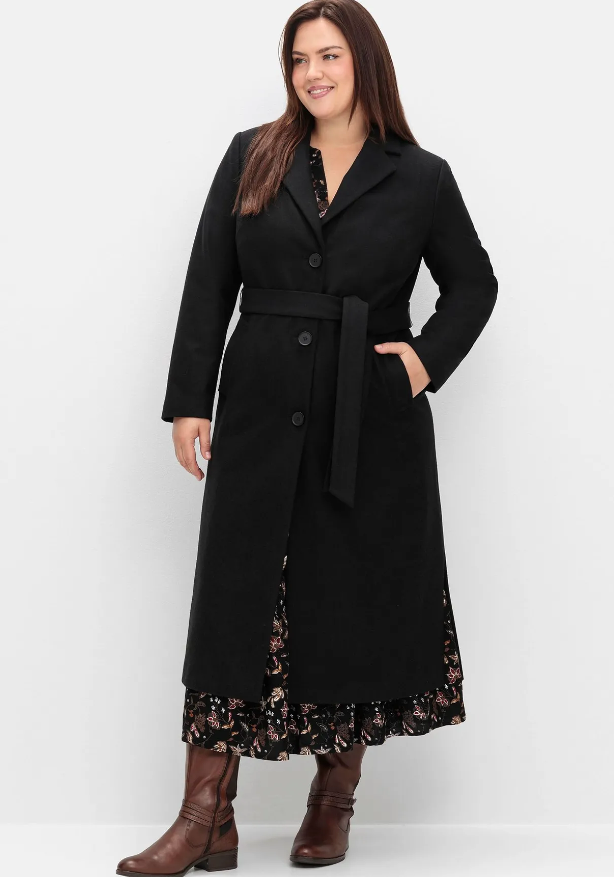 Langer taillierter Mantel mit Bindegürtel