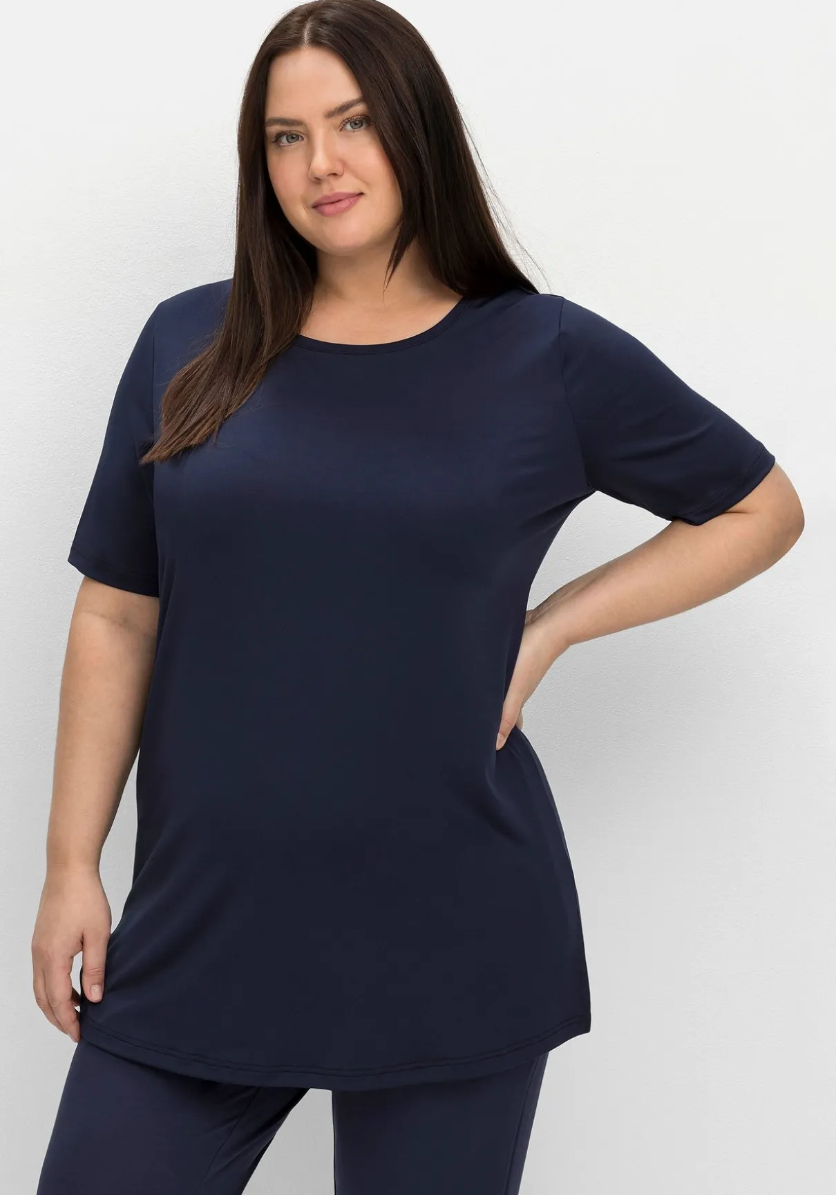 Langes Funktionsshirt mit seitlichen Schlitzen