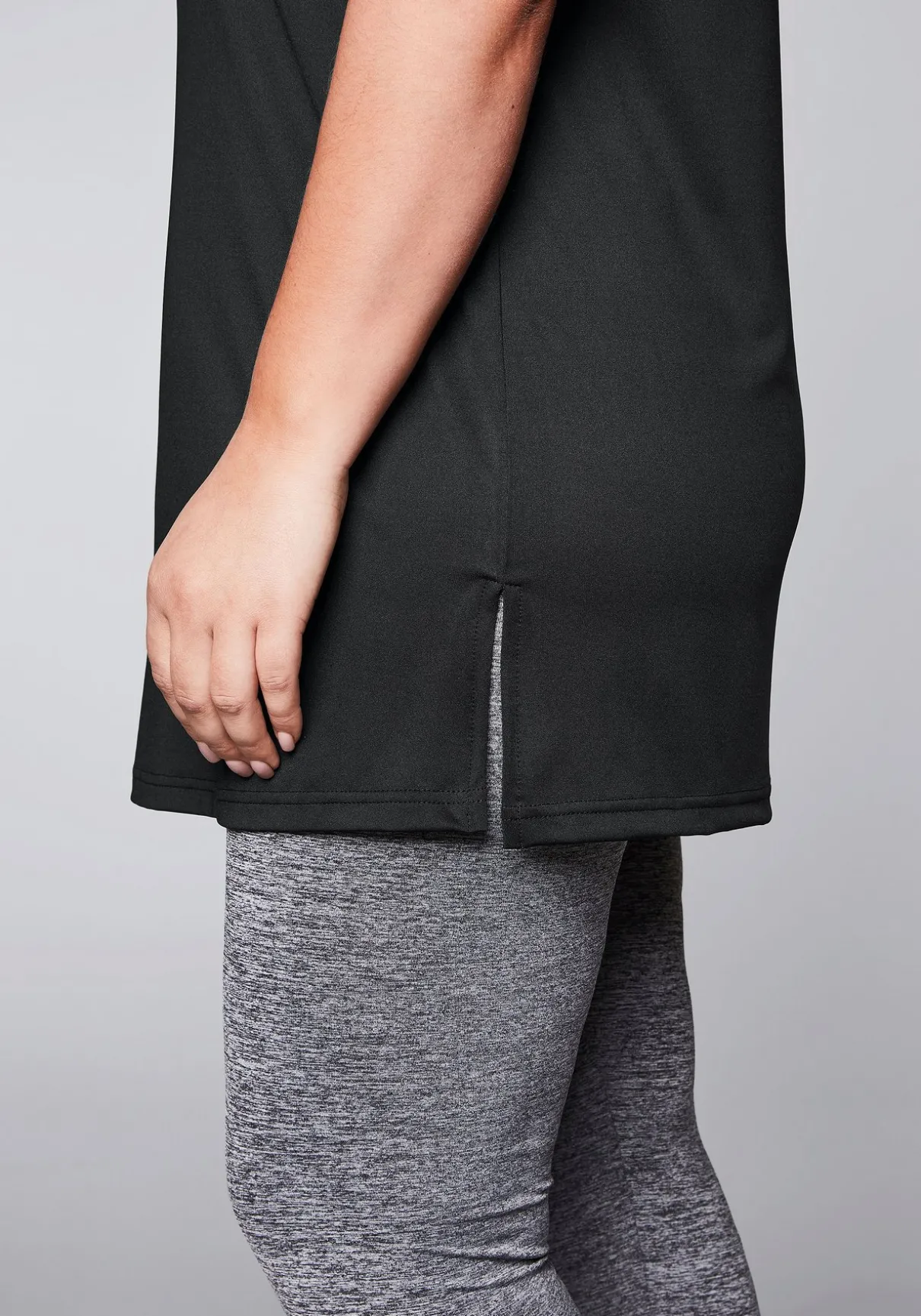 Langes Funktionsshirt mit seitlichen Schlitzen