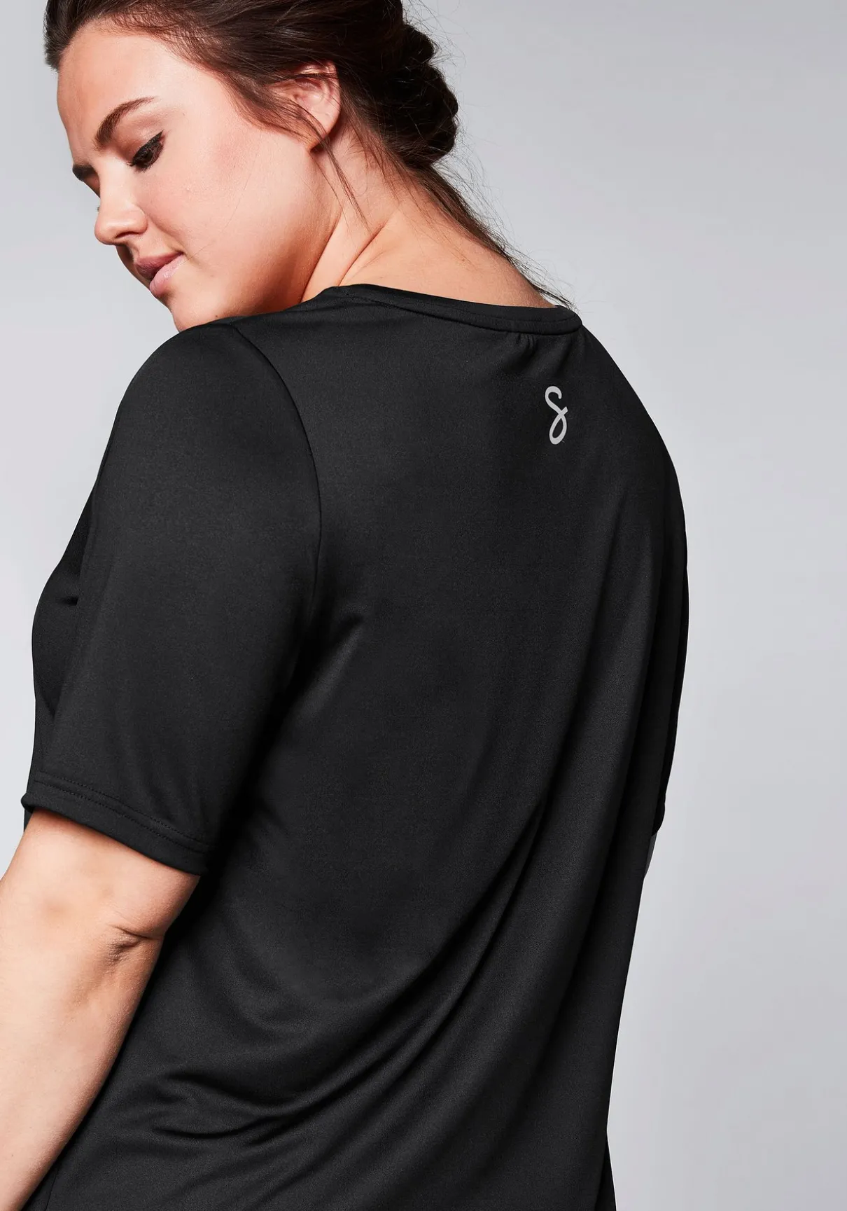 Langes Funktionsshirt mit seitlichen Schlitzen