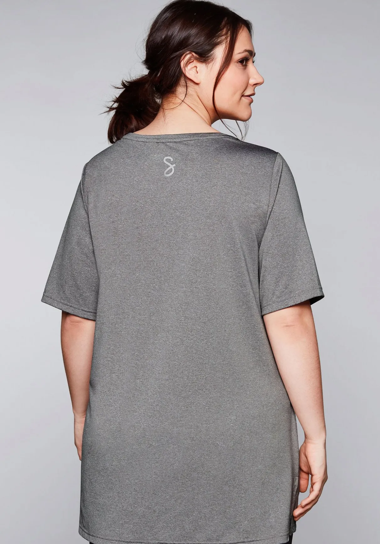 Langes Funktionsshirt mit seitlichen Schlitzen