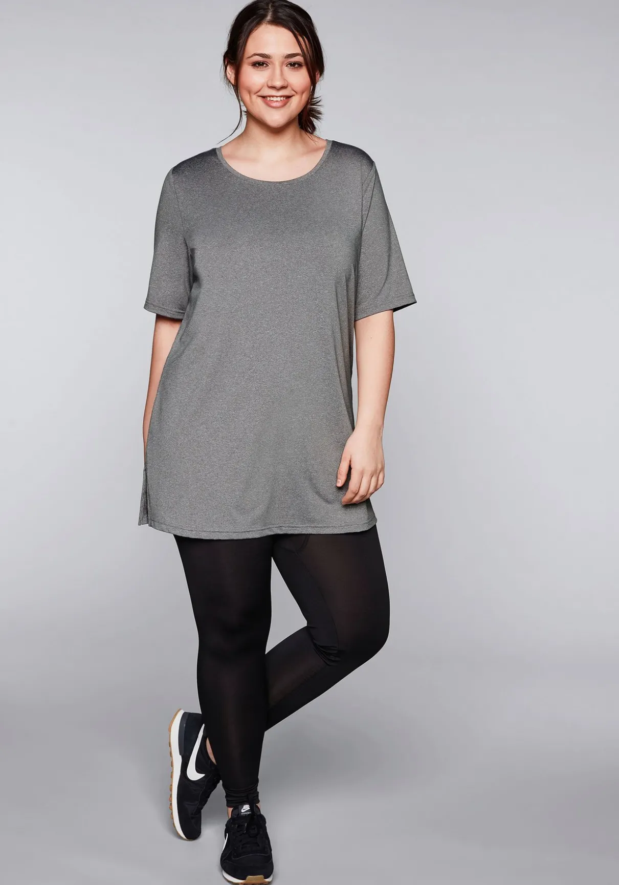 Langes Funktionsshirt mit seitlichen Schlitzen