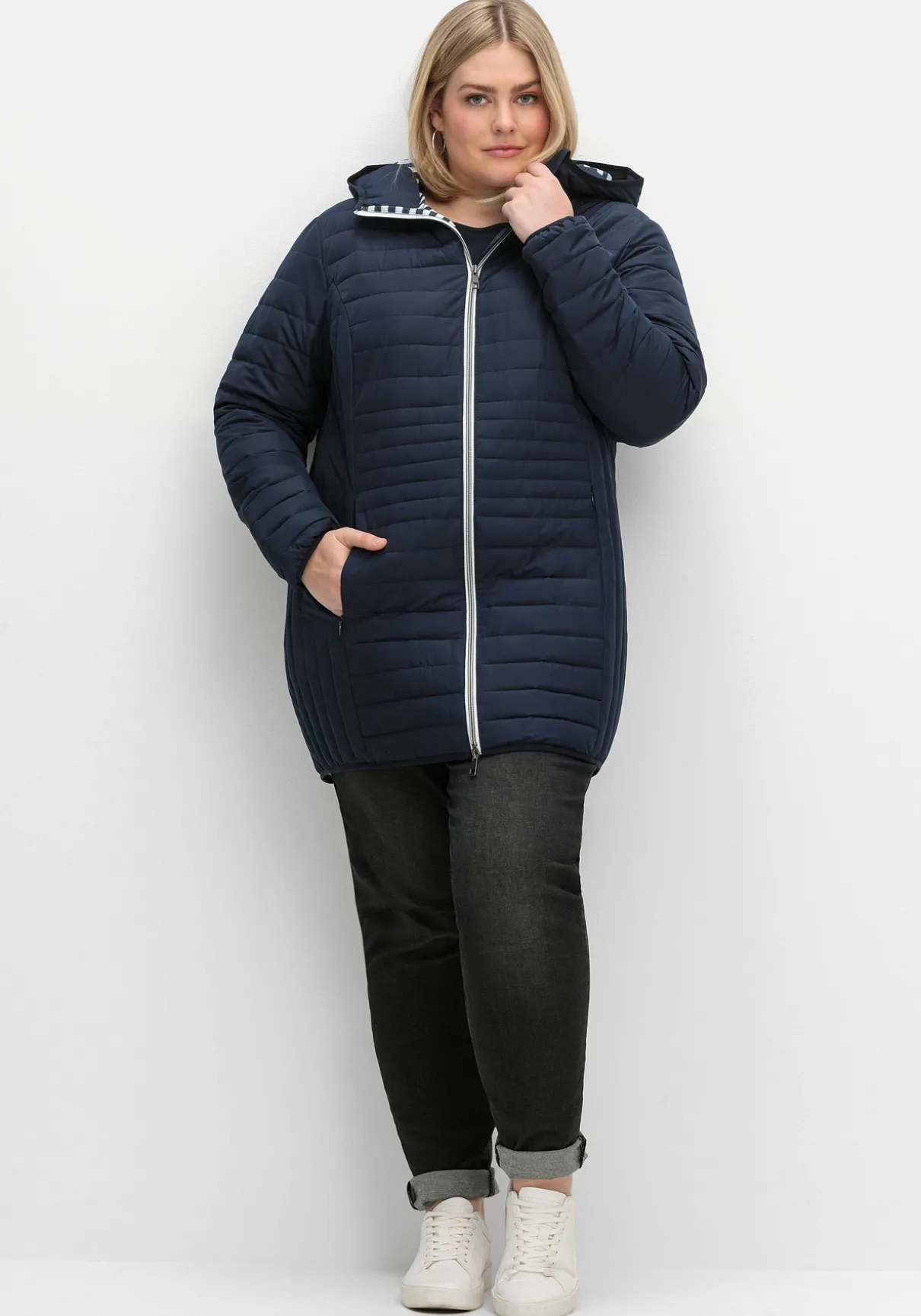 Leicht wattierte Longsteppjacke mit Kapuze