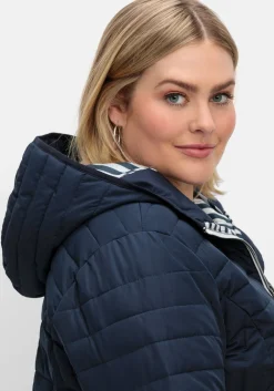Leicht wattierte Longsteppjacke mit Kapuze