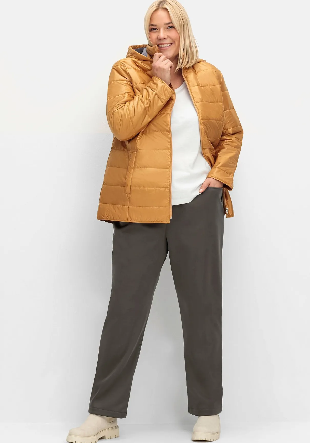 Leicht wattierte Steppjacke mit Kapuze