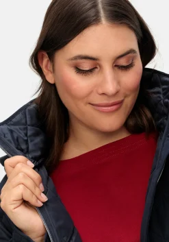 Leichter Steppmantel mit Kapuze