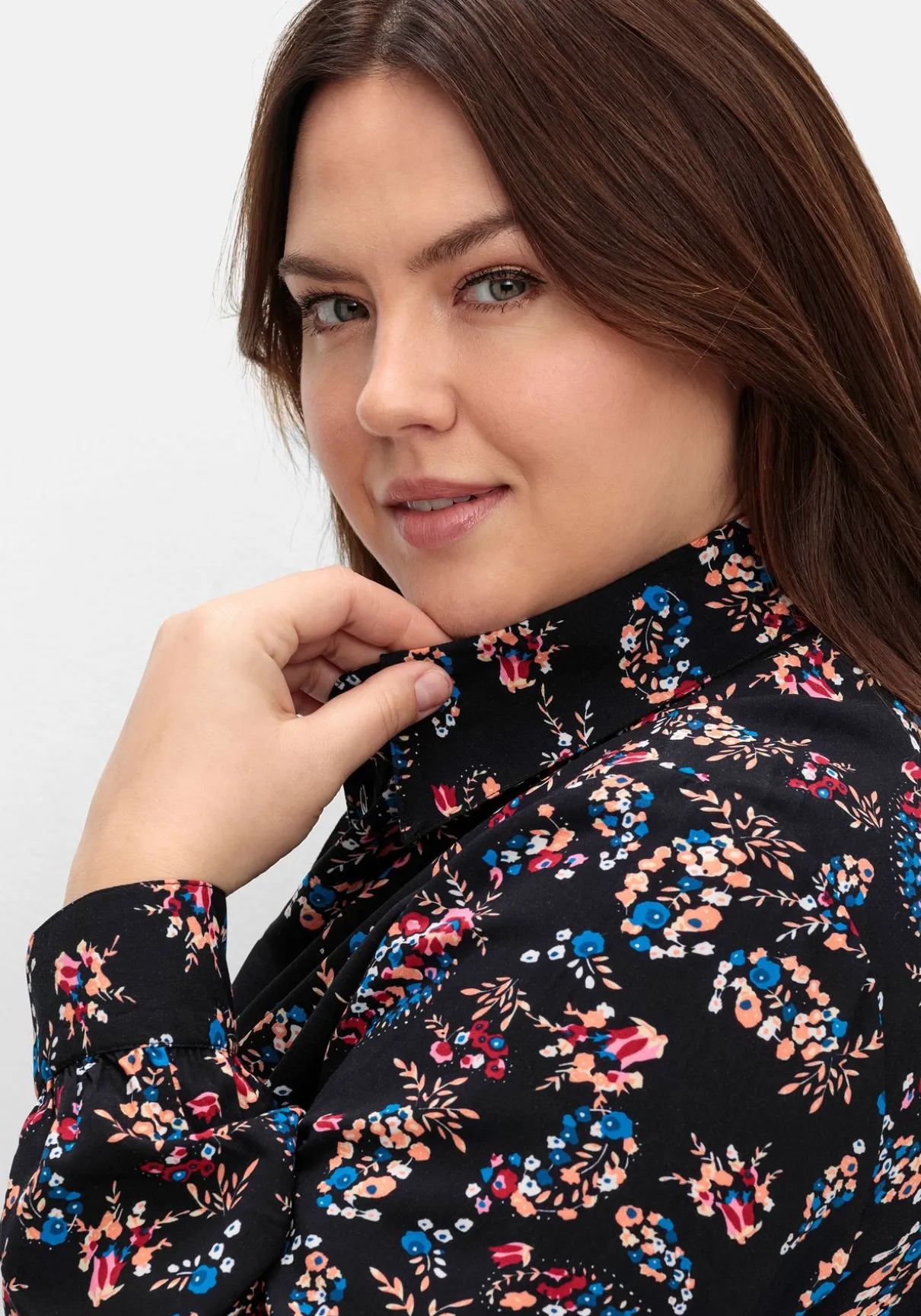 Longbluse mit Blumenprint und Volant am Saum