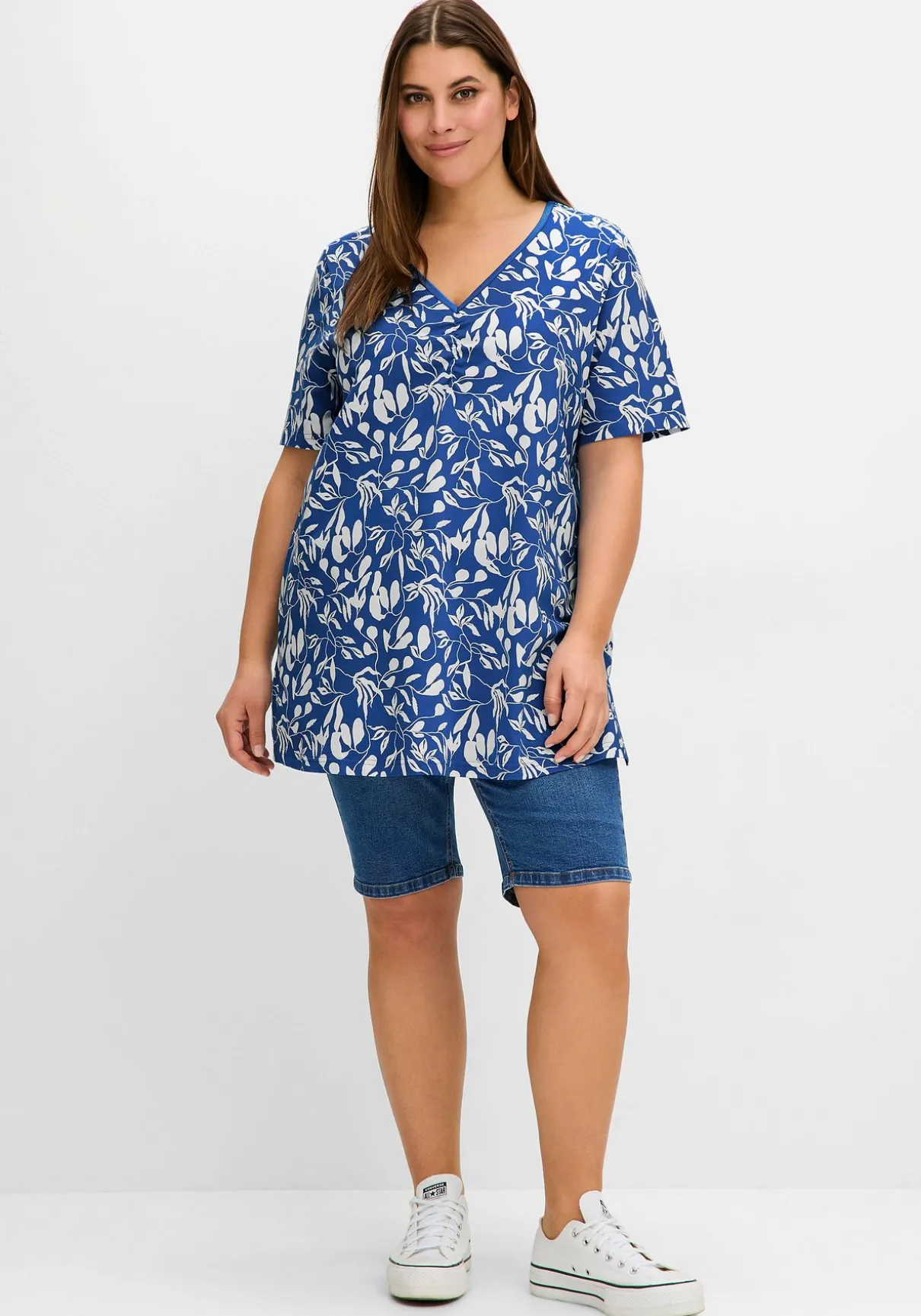 Longshirt mit Blumendruck, in leichter A-Linie