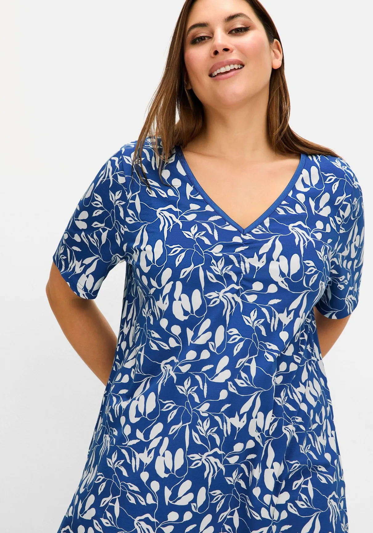 Longshirt mit Blumendruck, in leichter A-Linie