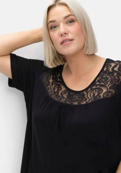 Longshirt mit Spitzenpasse, in A-Linie