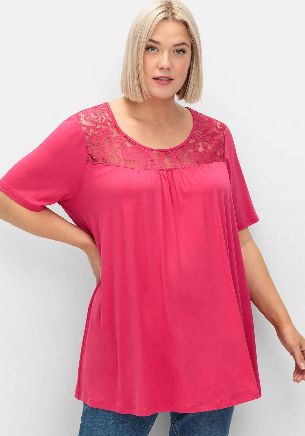 Longshirt mit Spitzenpasse, in A-Linie