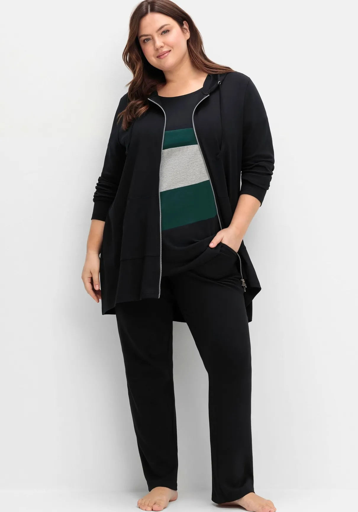 Longshirtjacke mit Kapuze und Kängurutasche