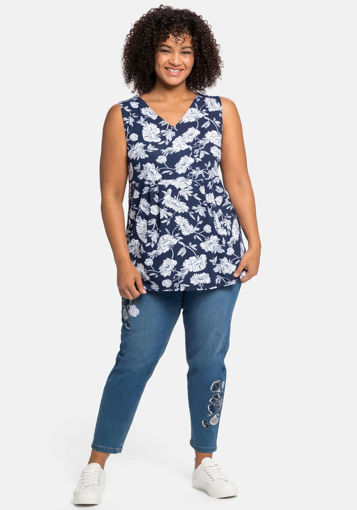 Longtop mit Blumendruck und Spitze im Rücken