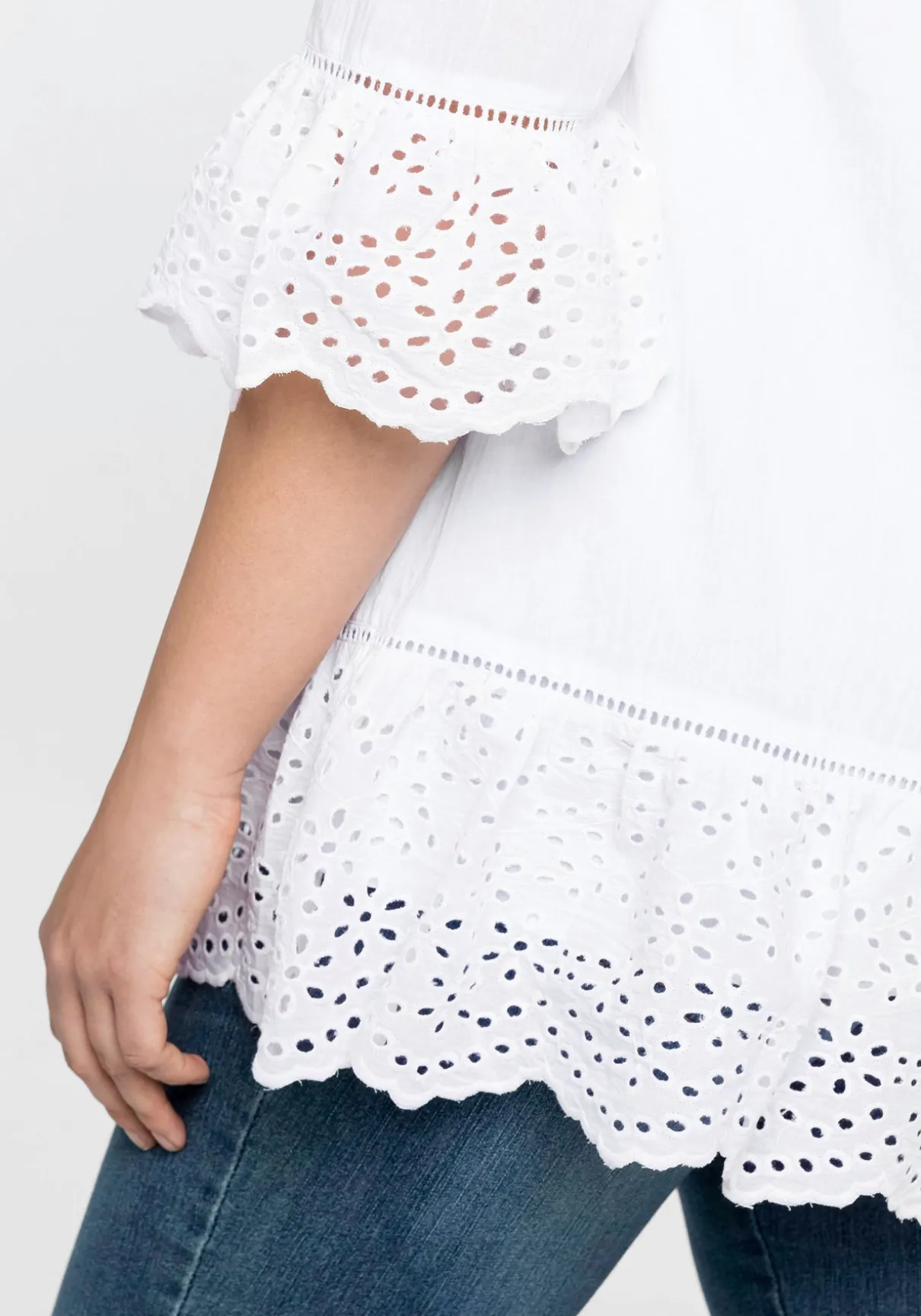 Longtunika mit Lochmusterdetails und Volantspitze