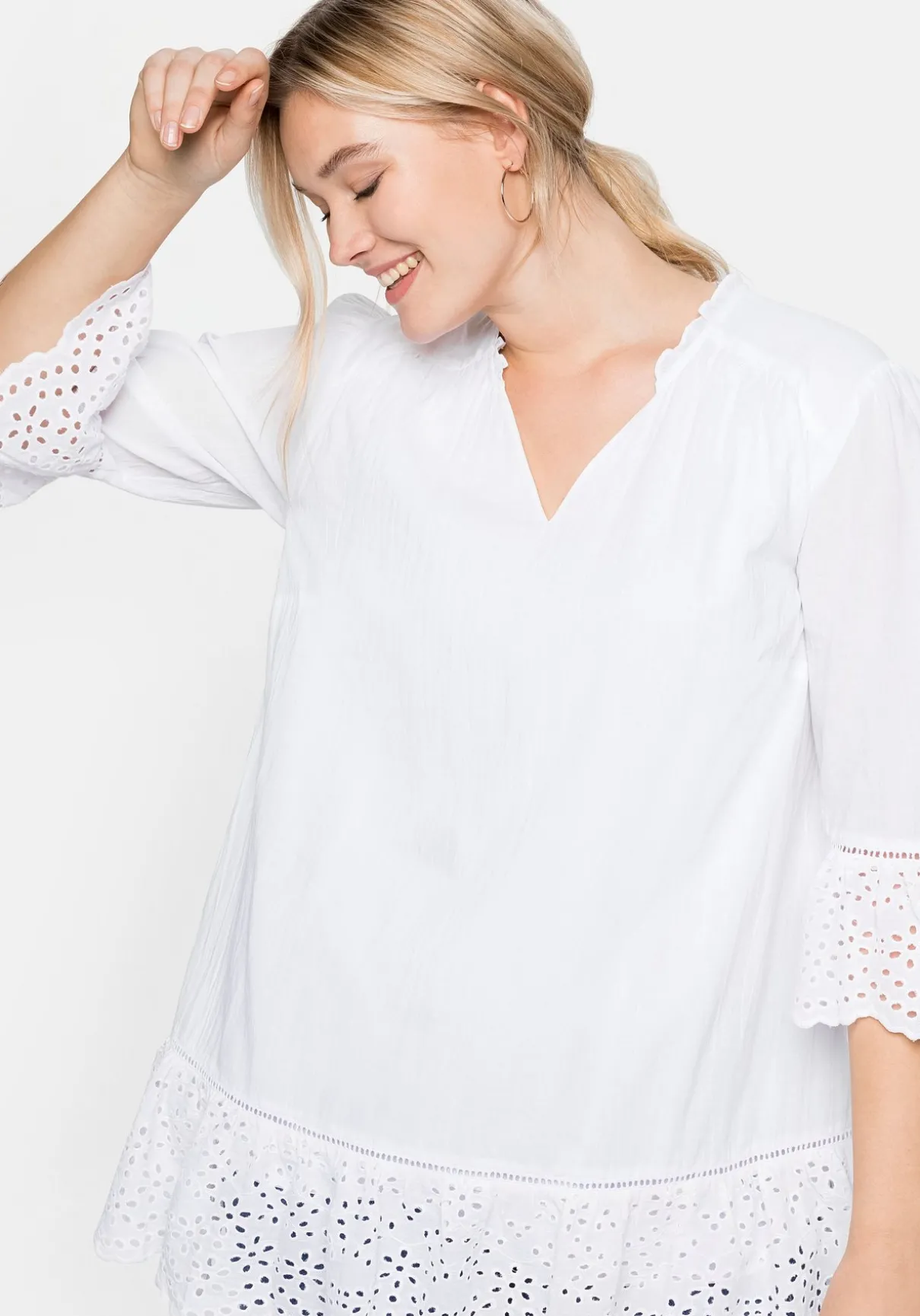 Longtunika mit Lochmusterdetails und Volantspitze